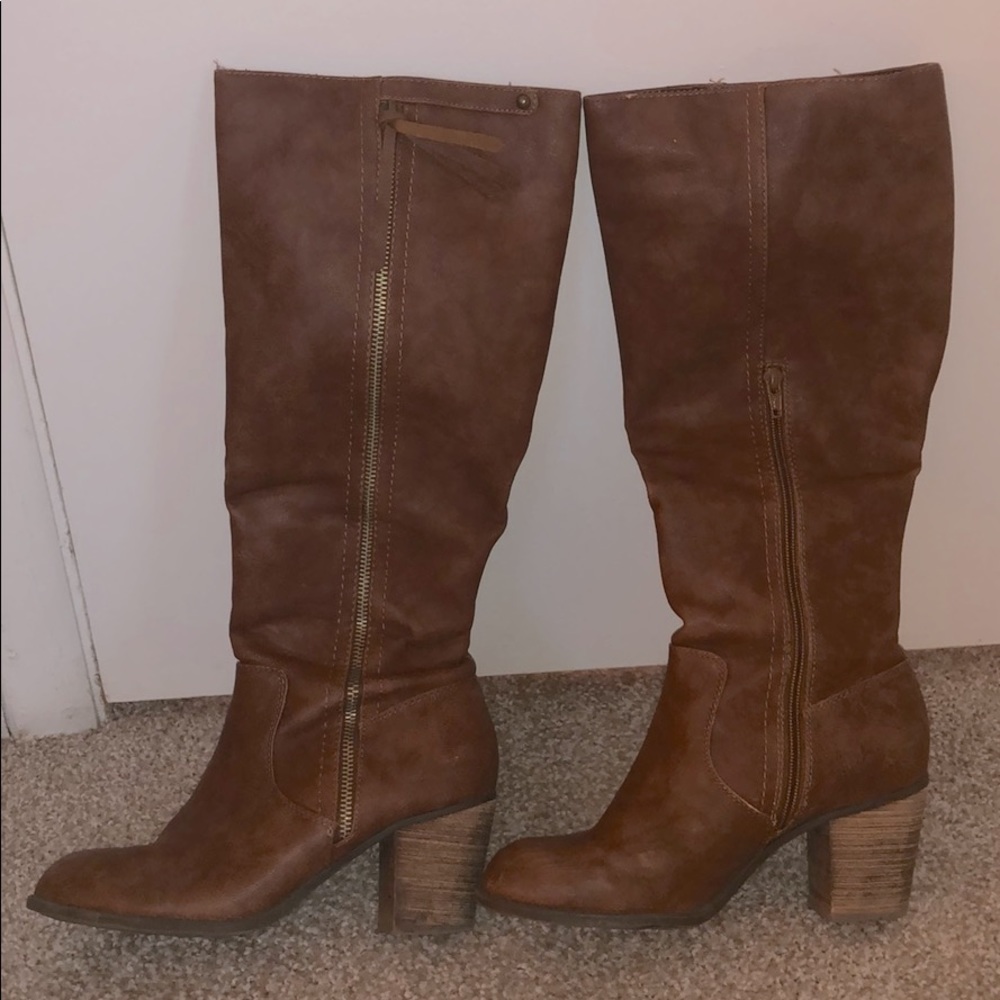Knee high brown boots - size 8